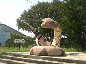 800px-rattlesnake_monument_in_freer_texas_img_0964